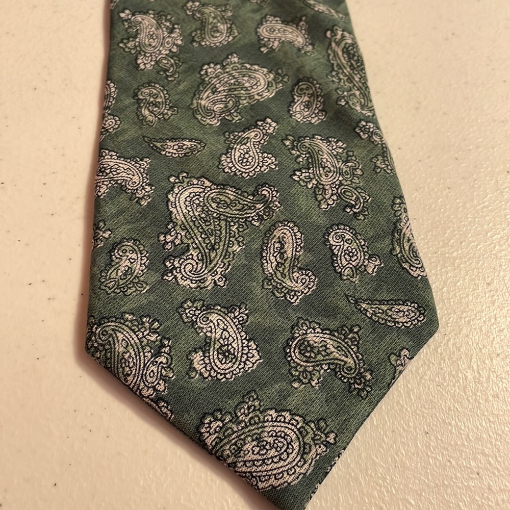 Kinsmith Hand Tailored 💯 Silk Paisley Tie